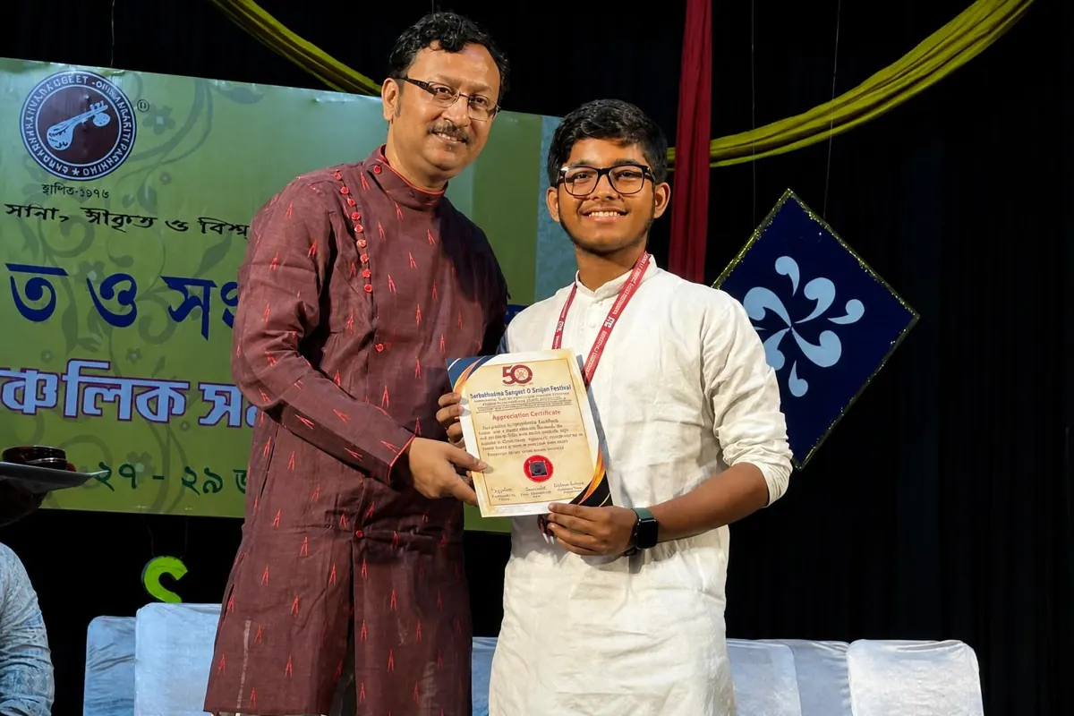 Taal-e-Bappa student receiving an award